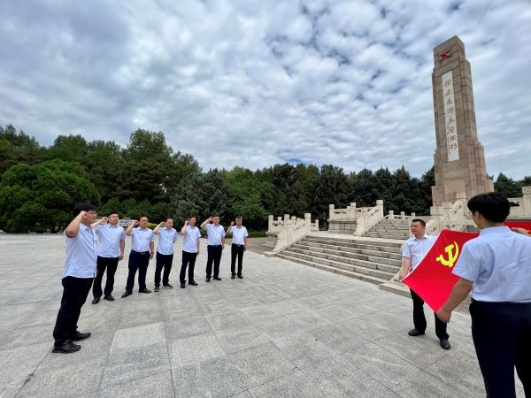 重温入党誓词 牢记初心使命